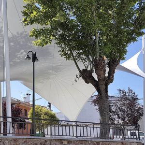 cubierta de lona tensada en forma de paraboloide hiperbólico que cubre la plaza del ayuntamiento